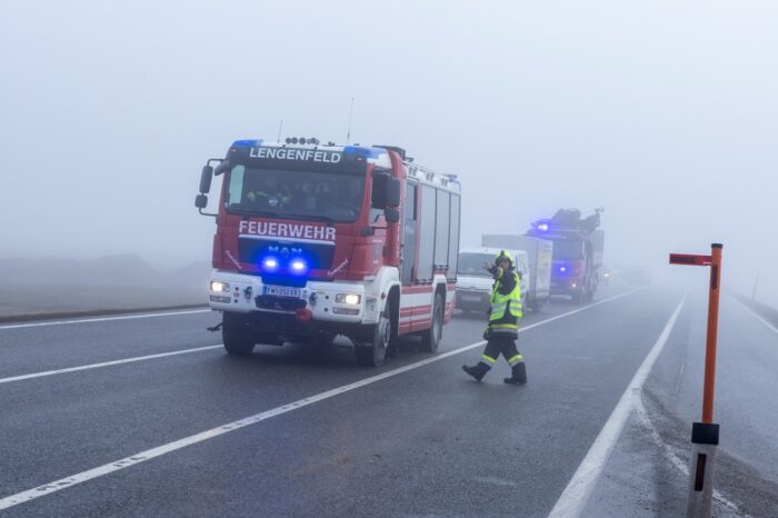 PKW gegen Rettungsauto